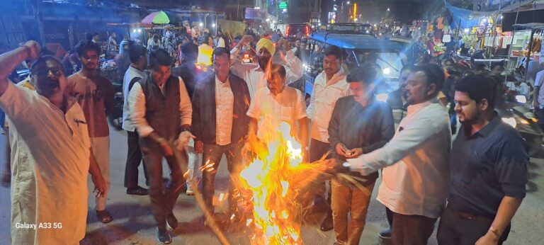 गिरिडीह के टावर चौक पर व्यापारिक समुदाय ने जोरदार प्रदर्शन किया और मुख्यमंत्री हेमंत सोरेन का पुतला दहन किया।