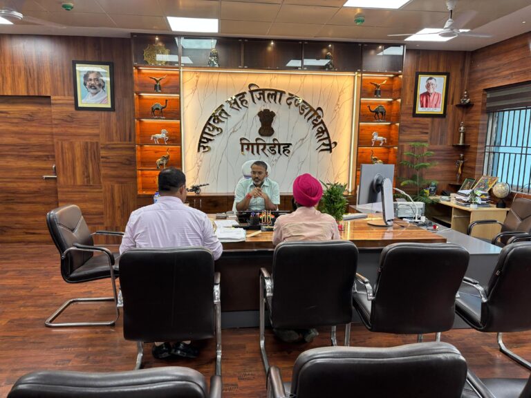 जिला उपायुक्त,    रामनिवास यादव ने अपने कार्यालय प्रकोष्ठ में आपूर्ति विभाग अंतर्गत डोर स्टेप डिलीवरी से संबंधित बैठक की, दिए जरूरी दिशा-निर्देश