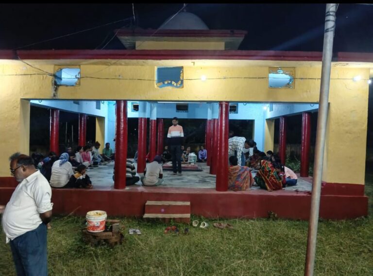 तेनुघाट — तेनुघाट में पहाड़ी शिव मंदिर पूजा समिति के सदस्यों के द्वारा बीते 08 नवंबर को भव्य भंडारा का आयोजन किया गया।