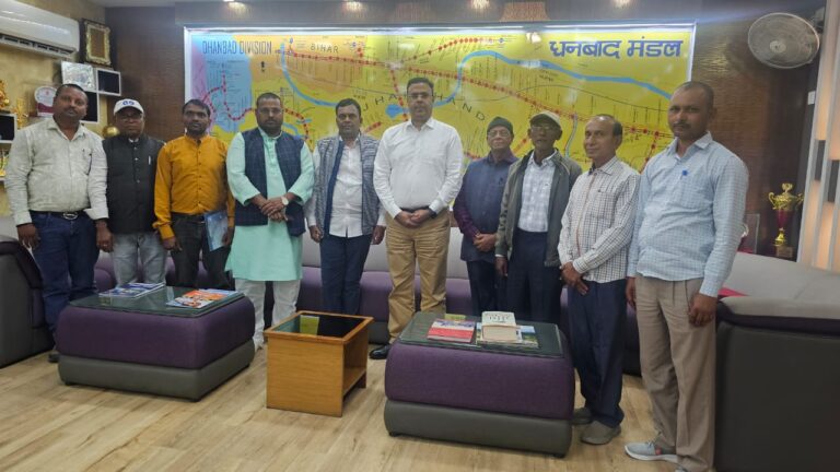 मंडल रेल प्रबंधक अखिलेश मिश्रा से मिले पूर्व विधायक डॉ० लम्बोदर महतो