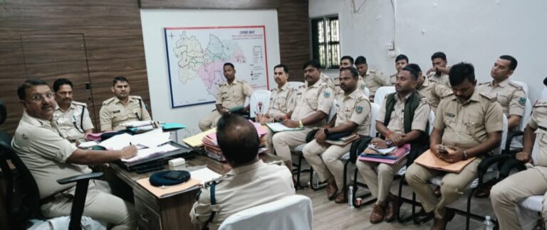 अनुमंडल पुलिस पदाधिकारी वशिष्ठ नारायण सिंह ने तेनुघाट कार्यालय कक्ष में आज मंगलवार को मासिक समीक्षा बैठक की