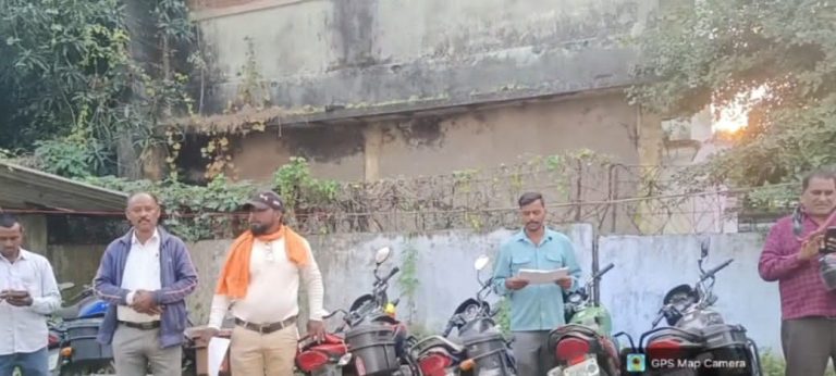 कोर्ट परिसर में बिना हैंडल लॉक किये वाहन मालिकों को ओपी पुलिस ने सिखाया सबक।