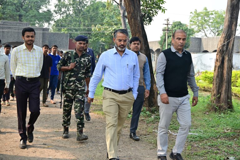 जिला उपायुक्त, गिरिडीह रामनिवास यादव ने नवोदय विद्यालय, गांडेय का निरीक्षण किया, दिए जरूरी दिशा-निर्देश