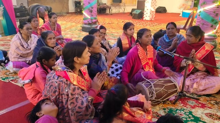 गिरिडीह कुटिया मंदिर में आयोजित राम जानकी विवाह महोत्सव को लेकर मंगलवार शाम 6 बजे मंदिर से राम जी की बारात निकाली गई