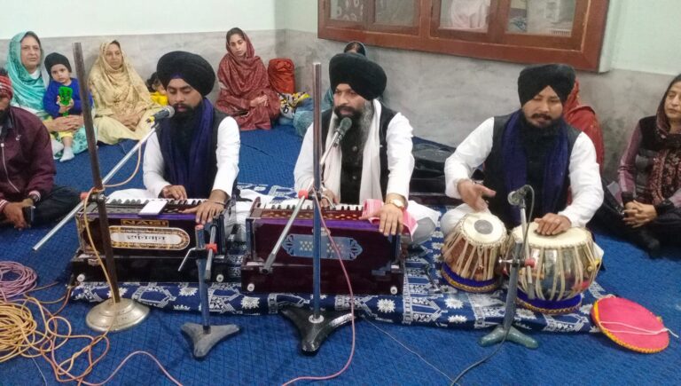 गिरिडीह — सिखों के नवें गुरु श्री गुरु तेग बहादुर जी के शहादत दिवस को लेकर पूरे देश में तमाम गुरुद्वारों में पिछले दो-तीन दिनों से लगातार कार्यक्रम किया जा रहे हैं।