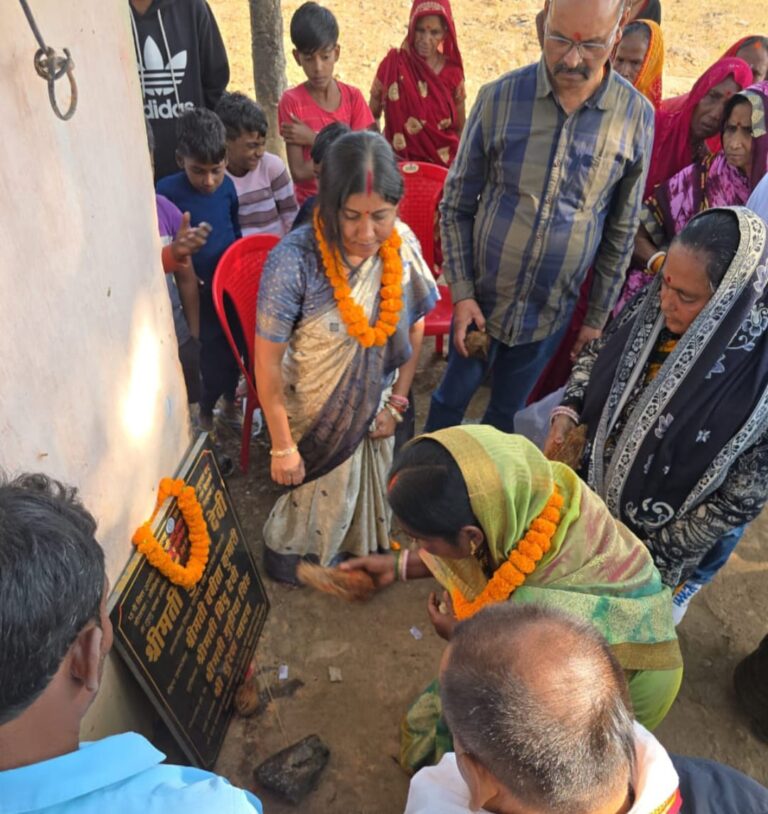 तेनुघाट — बोकारो जिला परिषद सदस्य अध्यक्ष सुनीता देवी ने जिला परिषद फंड से कई योजनाओं का शिलान्यास किया।