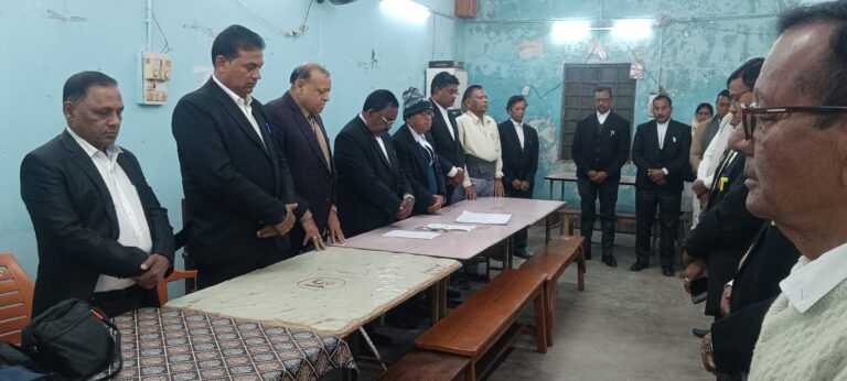 तेनुघाट — तेनुघाट व्यवहार न्यायालय परिसर में 5 दिसंबर को शोक सभा का आयोजन किया गया। शोक सभा में तेनुघाट के वरीय अधिवक्ता पवन कुमार