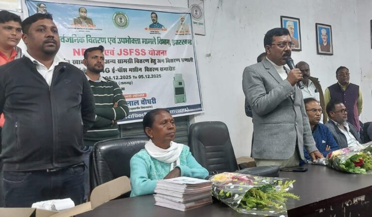 विधायक रोशन लाल चौधरी ने जन वितरण प्रणाली के दुकानदारों के बीच 4 जी ई पोश मशीन का किया वितरण।