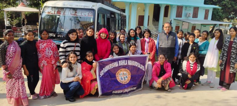 गिरिडीह — श्री रामकृष्ण महिला महाविद्यालय गिरिडीह की छात्राएं विनोबा भावे विश्वविद्यालय हजारीबाग द्वारा आयोजित युवा महोत्सव झूमर 2025