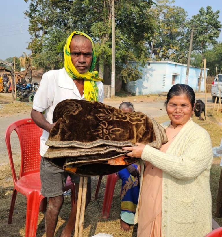 कार्मेल उच्च विद्यालय परिवार की मानवीय पहल अरमो पंचायत के खरहरिया गांव में जरूरतमंदों के बीच बांटे कंबल