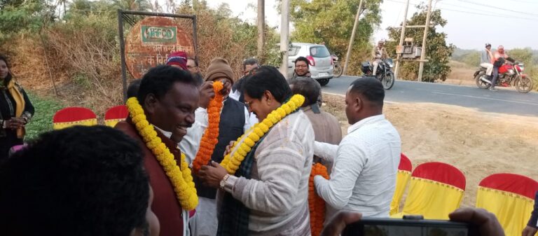 धान अधिप्राप्ति पैक्स केन्द्र में विधायक ने फिता काट कर उद्घाटन किया