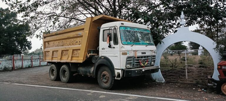 खनन विभाग द्वारा करवाई अवैध बौल्डर लद्दा ट्रक के साथ चालक गिरफ्तार