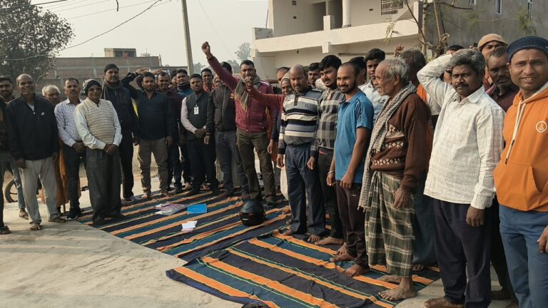 आम्रपाली रेलवे साइडिंग निर्माण हेतू 18 वीं वार आयोजित ग्राम सभा को ग्रामीण ने शांतिपूर्ण रूप से वहिष्कार करने का निर्णय लिया।
