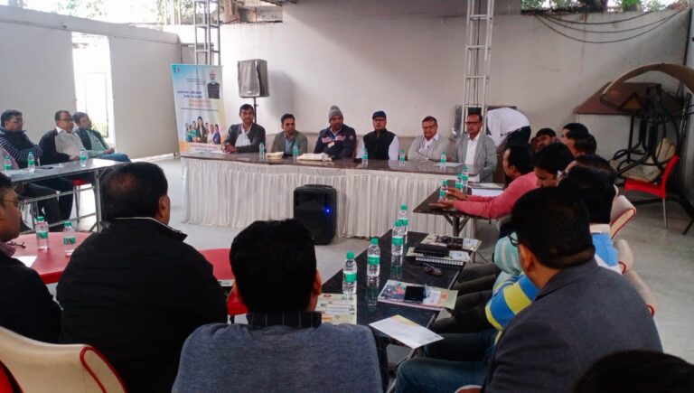 गिरिडीह —- कर्मचारी राज्य बीमा निगम के स्थानीय जिला प्रबंधक श्री अमर कुमार सिन्हा एवं कर्मचारी भविष्य निधि कोषांग के एनफोर्समेंट ऑफीसर श्री सुजीत कुमार के साथ गिरिडीह जिला चेंबर ऑफ कॉमर्स के सदस्यों की एक महत्वपूर्ण बैठक स्थानीय मधुबन वेजेस के सभागार में आज आयोजित की गई। 