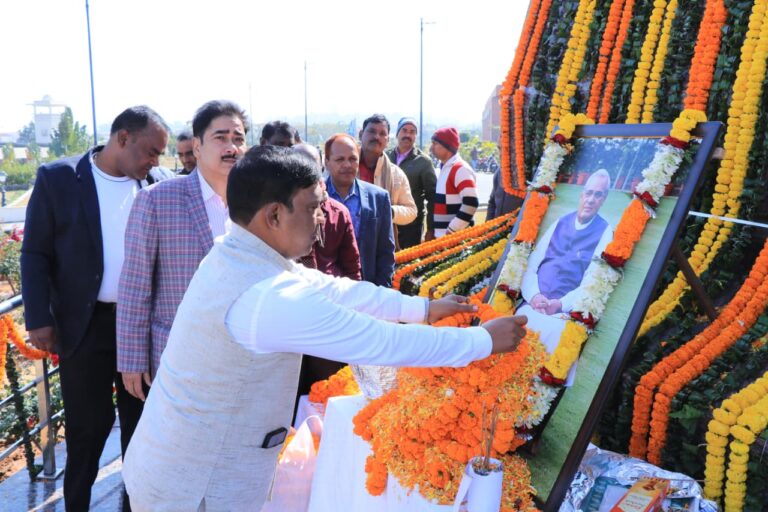 पूर्व प्रधानमंत्री भारत रत्न, स्व०अटल बिहारी वाजपेयी जी की जयंती मनायी गई।इस अवसर पर झारखंड विधानसभा परिसर में स्थित पूर्व प्रधानमंत्री की मूर्ति एवं तस्वीर पर श्री रंजीत कुमार प्रभारी सचिव झारखंड विधानसभा , श्री एस .शिराज़ वज़ीह बटी,उप सचिव 