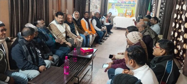 गिरिडीह के पूर्व विधायक निर्भय कुमार शाहबादी के आवासीय कार्यालय में श्रद्धेय भारत रत्न पूर्व प्रधानमंत्री अटल बिहारी वाजपेयी की जयंती सुशासन दिवस के रूप में मनायी गयी।