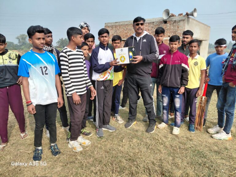 कथारा ओपी प्रभारी ने ठंड में दिखाई संवेदनशीलता, झिरकी में कंबल व खेल सामग्री का वितरण