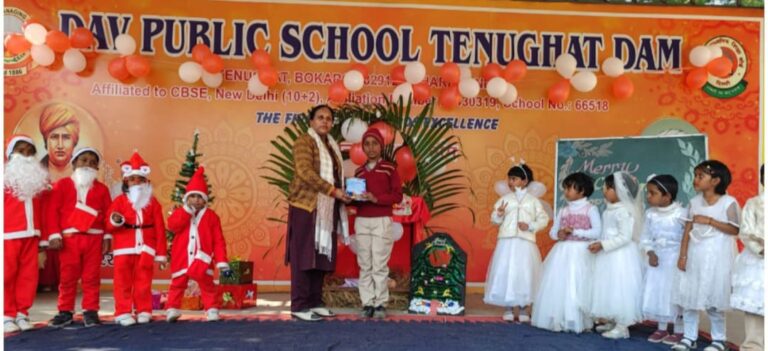 तेनुघाट — तेनुघाट डी ए वी विद्यालय परिसर में ईसा मसीह का जन्म दिवस क्रिसमस दिवस के रूप में हर्षोल्लास पूर्वक मनाया गया।