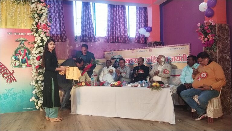 बरनवाल सेवा समिति गिरिडीह के तत्वाधान में शुक्रवार को बरनवाल सेवा सदन में अहिबरन जयंती सह परिवार मिलन समारोह हर्षोल्लास एवं धूमधाम
