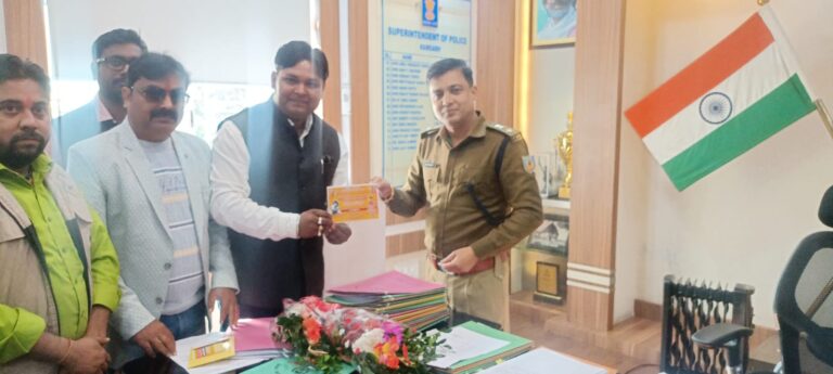 इच्छा पूर्ण प्राचीन हनुमान मंदिर, भुरकुंडा बाजार में अष्टयाम अखंड हरि कीर्तन को लेकर रामगढ़ एसपी अजय कुमार को दिया गया निमंत्रण पत्र
