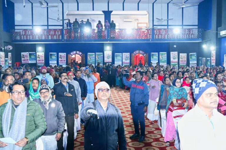 गिरिडीह नगर भवन में आज समाज में व्याप्त कुप्रथाओं के उन्मूलन, बाल विवाह की प्रभावी रोकथाम तथा महिलाओं एवं बालिकाओं के अधिकारों की सुरक्षा सुनिश्चित करने के उद्देश्य से एकदिवसीय प्रशिक्षण-सह-कार्यशाला का आयोजन