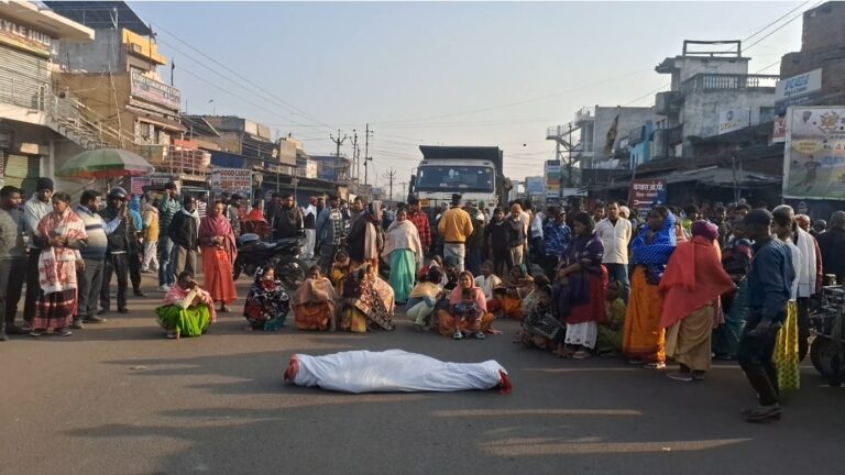 मुआवजे की मांग को लेकर परिजनों ने किया सड़क जाम, तीन घंटे बाद खुला मार्ग