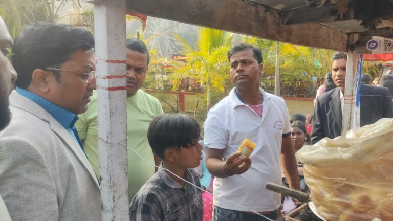 जिला उपायुक्त, रामनिवास यादव के निर्देशानुसार शुक्रवार को खाद्य सुरक्षा अधिकारी, गिरिडीह के द्वारा खंडोली मेला स्थल के विभिन्न फास्ट फूड और चाट स्टॉल्स, केक स्टॉल्स, फूड ट्रक्स, और अन्य होटलों और रेस्टोरेंट का औचक निरीक्षण किया गया..