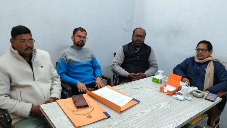 मजदूरों के शिकायत पर गिरिडीह के श्रम प्रवर्तन पदाधिकारी ने फैक्ट्री जाकर वस्तु स्थिति की जांच की। 