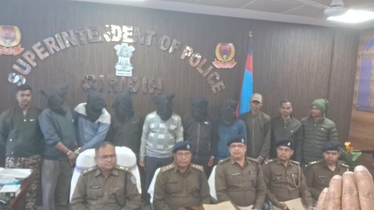 गिरिडीह पुलिस जमुआ भूपतडीह जमीन विवाद फायरिंग मामले में सात अपराधी को हथियार और वाहन के साथ साथ किया गिरफ्तार।