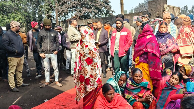 जिला उपायुक्त, गिरिडीह रामनिवास यादव ने बालमुकुंद स्पंज आयरन फैक्ट्री में काम के दौरान हुए हादसे में मृतक के आश्रिता के भुगतान से संबंधित मामले का त्वरित संज्ञान लिया, आश्रिता को मिला 17 लाख रुपए का मुआवजा।