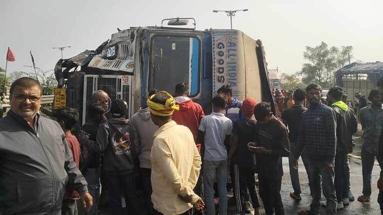 तेज रफ्तार से आ राही बारह चक्का के पाल्टने से हुवी जान माल की छती| डुमरी से विनय पांडे की रिपोर्ट |