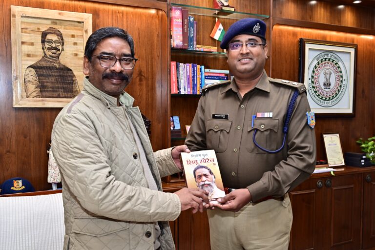 CM से प्रशासनिक एवं पुलिस अधिकारियों ने की शिष्टाचार भेंट, सभी ने CM को दी नव वर्ष 2026 की बधाई एवं शुभकामनाएं।