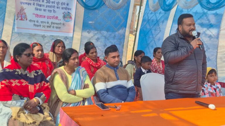 आदित्य मेमोरियल पब्लिक स्कूल खधैया में 30वां स्थापना दिवस धूमधाम से मनाया गया