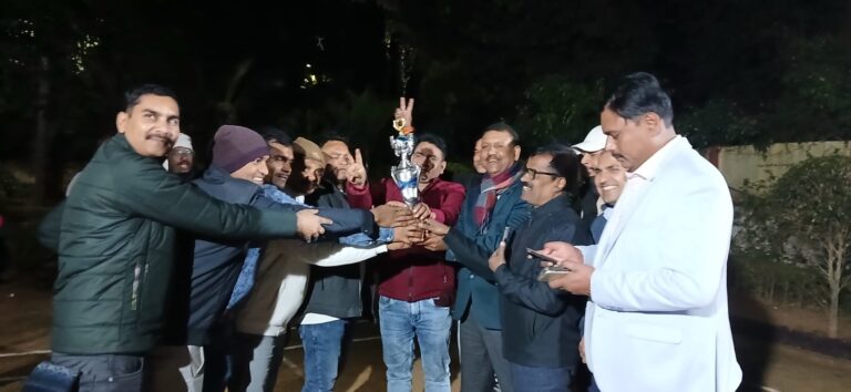 तेनुघाट — अनुमंडल पुलिस पदाधिकारी बेरमो के आवास परिसर तेनुघाट में शनिवार को बैडमिंटन टूर्नामेंट का आयोजन किया गया, जिसमें कुल पांच टीमों ने भाग लिया। खेल भावना और आपसी समन्वय का बेहतरीन प्रदर्शन करते हुए गोमिया सर्किल की टीम ने खिताब अपने नाम किया।