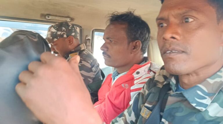 बाइक चोर को स्थानीय लोगों ने पड़कर पुलिस को सौंपा,  जांच में जुटी पुलिस।