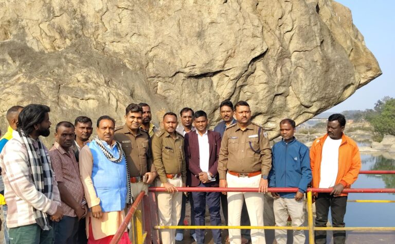 हथिया पत्थर मेला में विधि व्यवस्था को लेकर बेरमो SDM और SDPO ने किया निरीक्षण, मेला समिति को दिए निर्देश, कल लगेगा हथिया पत्थर धाम में भव्य मेला