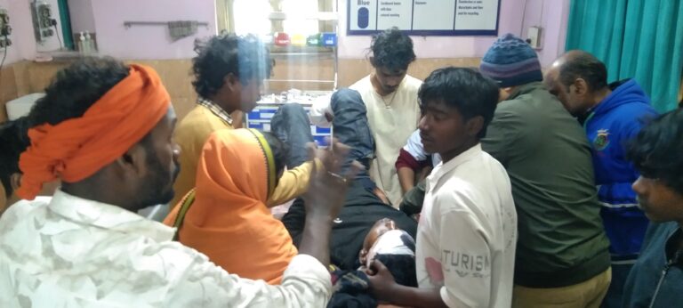 मालगाड़ी ट्रेन के चपेट में आ जाने से 20 वर्षीय युवक हुआ घायल। बोकारो थर्मल रेलवे पटरी में बैठ कर मोबाइल में गाना सुन रहा था!