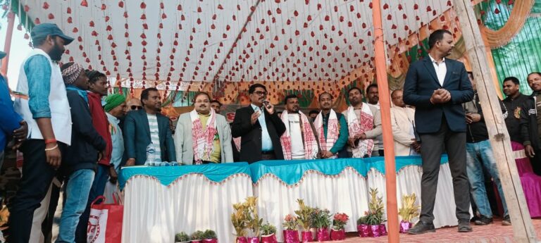 तेनुघाट । पेटरवार प्रखंड अंतर्गत पतकी पंचायत के बागजोबारा टोला मांड्या टुंगरी में आदिवासी समुदाय के द्वारा मरांग बुरू धोरम गढ़ तीन