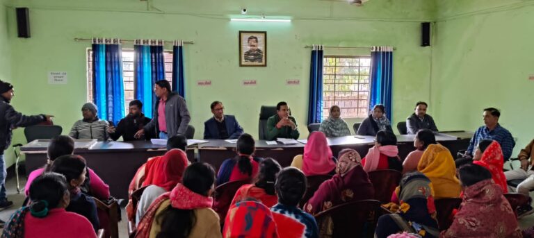ग्रामीणों से सीधे संवाद कर जलापूर्ति की नियमितता, गुणवत्ता एवं रखरखाव पर हुई चर्चा।