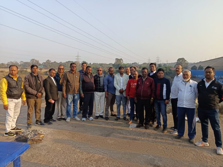 तेनुघाट नवीश दसवेज संघ के द्वारा शुक्रवार को तेनुघाट डैम के पास संघ सदस्य एवं पदाधिकारियों द्वारा अवर निबंधक पदाधिकारी रितु रंजन के उपस्थिति में मिलन समारोह