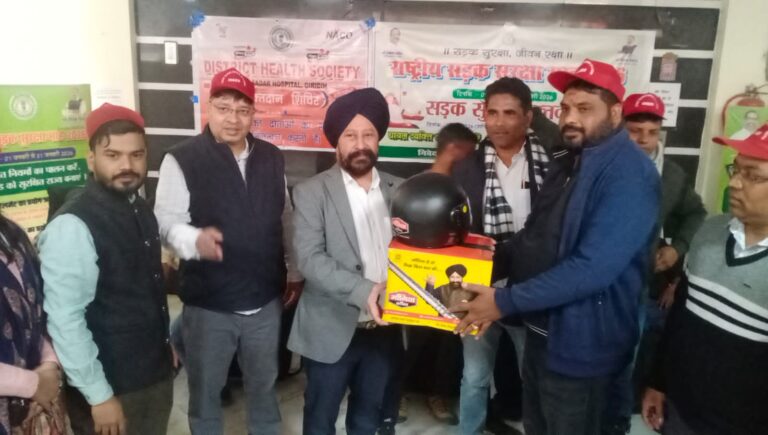 गिरिडीह परिवहन विभाग ने किया रक्तदान शिविर का आयोजन, मोंगिया स्टील ने रक्तदाताओ को उपलब्ध कराया हेलमेट