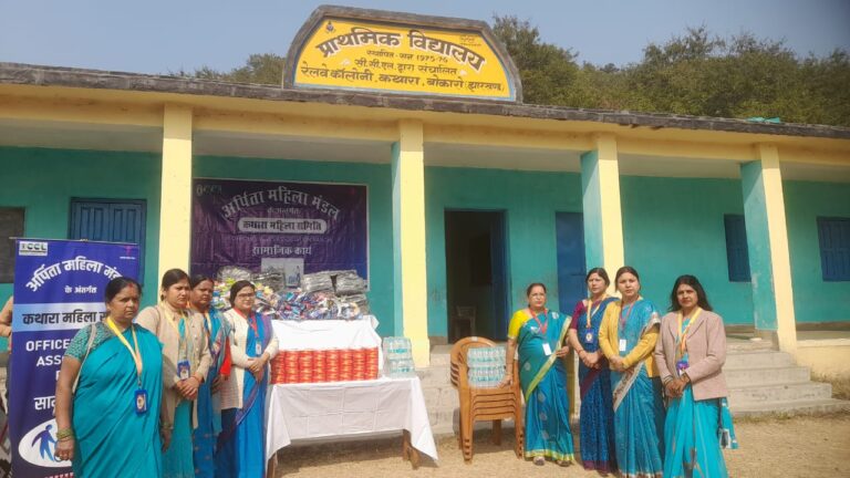 अर्पिता महिला मंडल ने स्कूली बच्चों के बीच बांटे बैग व शैक्षणिक सामग्री