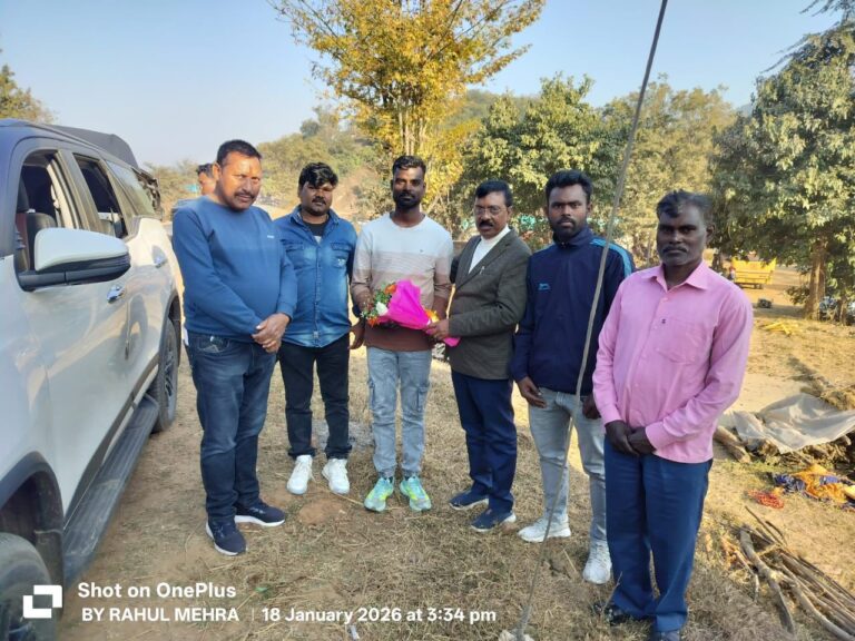 अंश कुमार का केन्द्रीय रिजर्व पुलिस बल सीआरपीएफ जीडी कांस्टेबल में चयन होने पर विधायक रोशन लाल चौधरी ने बुके देकर सम्मानित किया