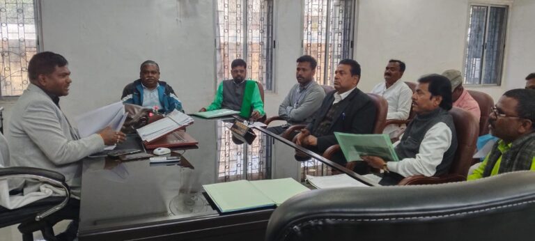 बेरमो अनुमंडल पदाधिकारी मुकेश मछुआ के द्वारा सभी मान्यता प्राप्त राजनीतिक दलों एवं प्रतिनिधियों के साथ एक बैठक की गई।