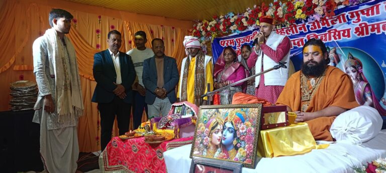 तेनुघाट न्यू मार्केट स्थित ब्रह्मलीन उर्मिला गुप्ता जी की प्रथम पुण्यतिथि पर बनारस काशी विश्वनाथ धाम से आए आचार्य रामफल जी एवं विद्वान ब्राह्मणों द्वारा गंगा महा आरती
