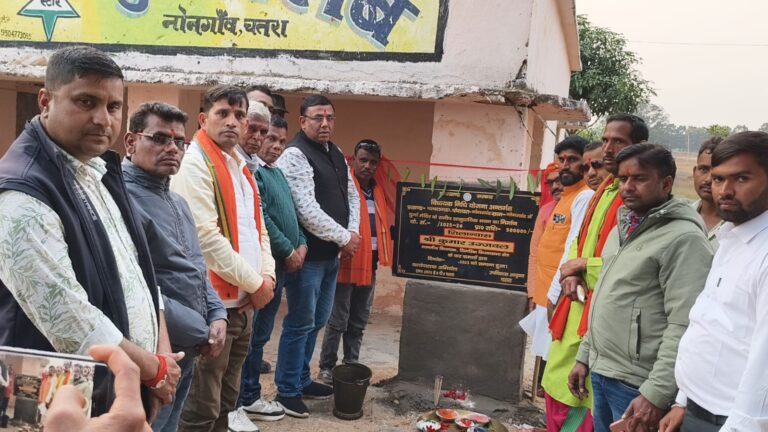 पांच लाख की लागत से बनने वाले सामुदायिक भवन का विधायक कुमार उज्ज्वल दास ने शिलान्यास किया।
