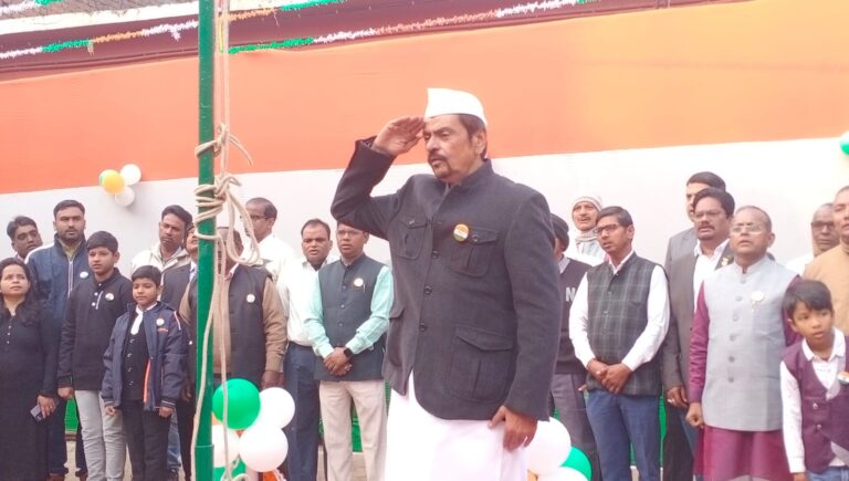 भारत के 77 में गणतंत्र दिवस के शुभ अवसर पर गिरिडीह बार लाइब्रेरी परिसर में गणतंत्र दिवस का कार्यक्रम पूरे हर्ष और उल्लास के साथ मनाया गया।
