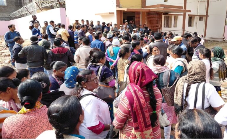 पंचकर्म भवन विवाद में मरीज परेशान, अधिवक्ता-स्वास्थ्यकर्मी आमने-सामने, ठप रही सेवाएं