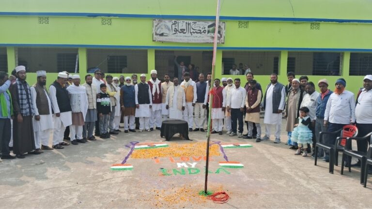 झिरकी में मदरसा कादरिया मिसबाहउल उलूम में हुआ झंडोत्तोलन