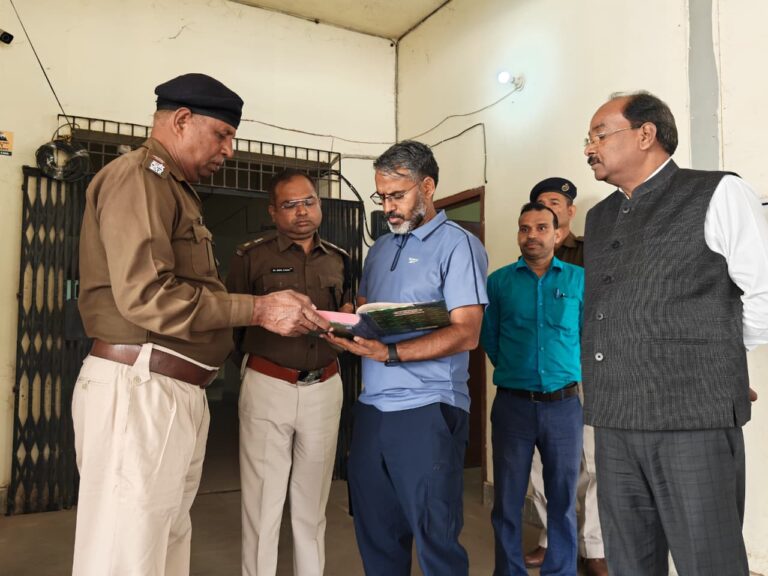 गिरिडीह‌ जिला निर्वाचन पदाधिकारी-सह-उपायुक्त, रामनिवास यादव ने ईवीएम वीवीपैट वेयरहाउस का किया मासिक निरीक्षण…